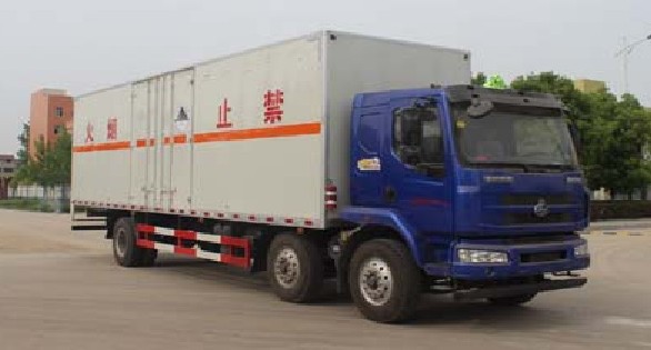 東風(fēng)柳汽小三軸雜項(xiàng)危險物品廂式運(yùn)輸車