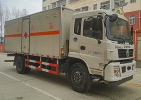東風(fēng)專用底盤6.1米易燃液體廂式運(yùn)輸車