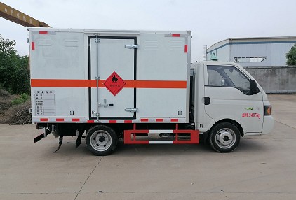 江淮康鈴X5危險(xiǎn)品廂式運(yùn)輸車